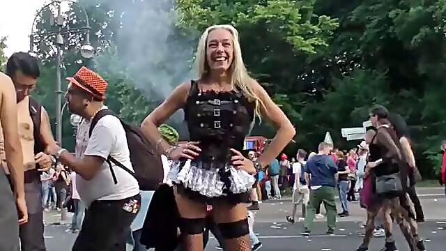 Flashing and Fucking In Public: Big Ass, Blowjob Amateur Porn