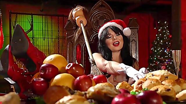 Merry Bitchmas Siouxsie Q trains Grayson