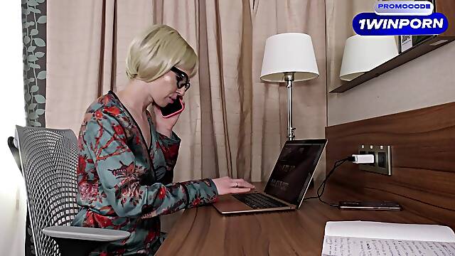 Мачеха попросила помочь с Mac и отблагодарила пасынка своими горячими дырками.