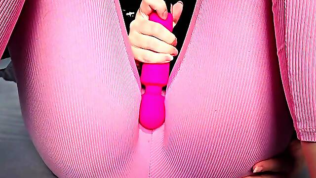 E-girl in pink leggings gets a big squirt