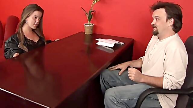 Randy dude wants to fuck a brunette midget slut