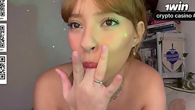 Julie Oliver apresenta ASMR namorada romântica em vídeo XXX.