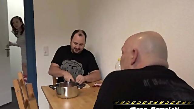 Eighteen-jährige in den Arsch gefickt und ihr Stiefbruder schaut zu.