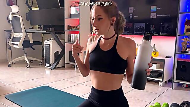 Mon Coloc me baise pendant ma séance de sport ! French Hard