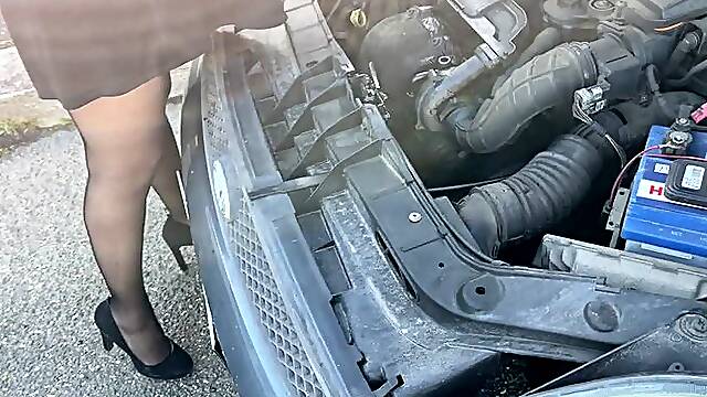 PEDAL PUMPING THE CAR HAS PROBLEMS, THE MECHANIC HELP ME AND I THANK HIM WITH A BLOWJOB