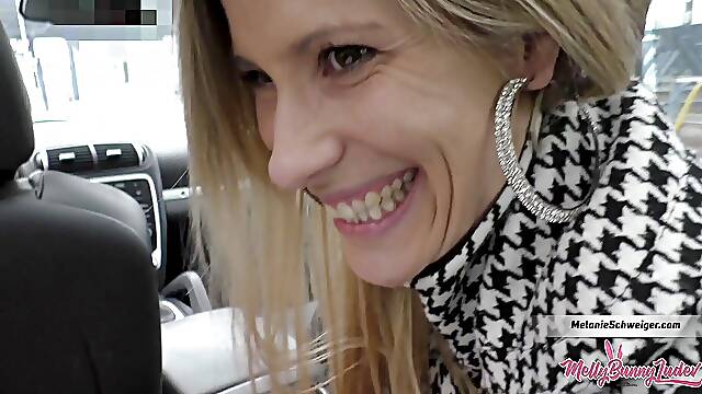 Blowjob during carwash