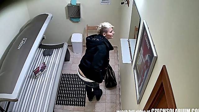 Amazing Pierced and Tattoed Babe Solarium VOYEUR